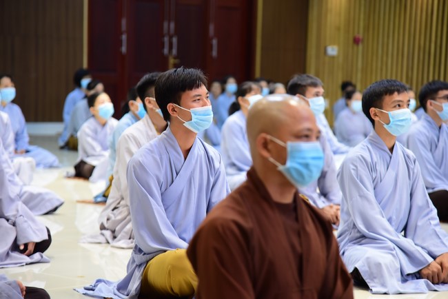 Taking comments to complete recording visual images in the rain season retreat